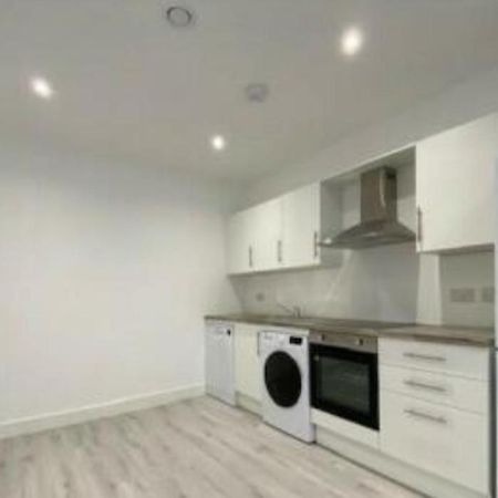A Beautifully Furnished Master Bedroom In A Shared Apartment Aylesbury  Eksteriør billede