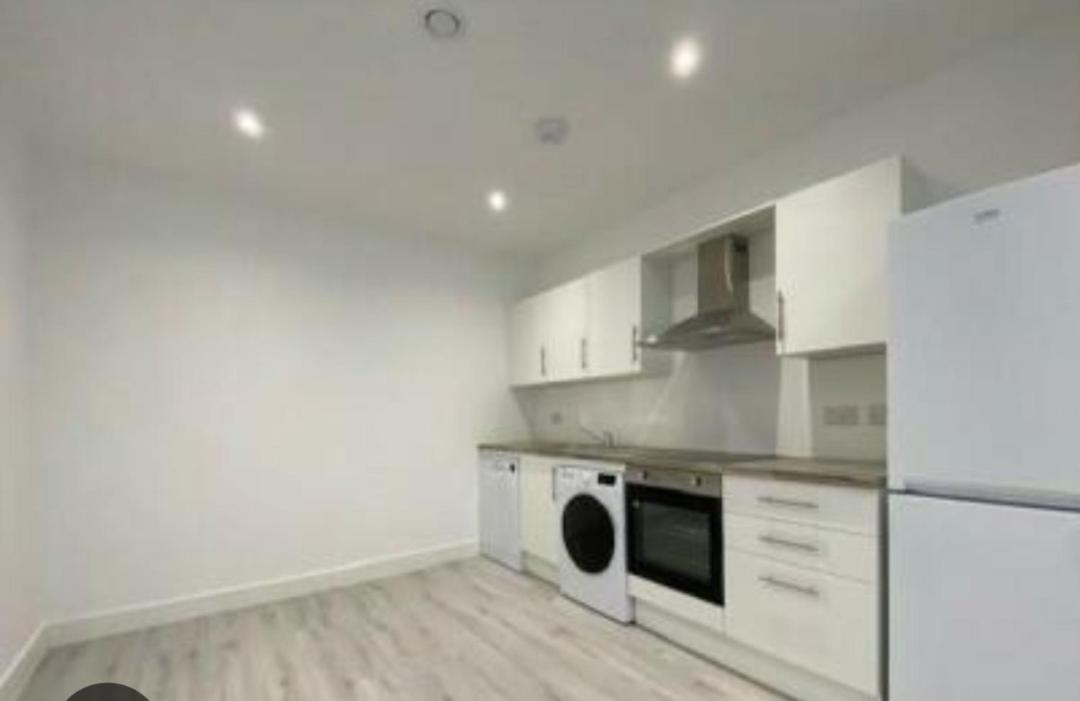 A Beautifully Furnished Master Bedroom In A Shared Apartment Aylesbury  Eksteriør billede
